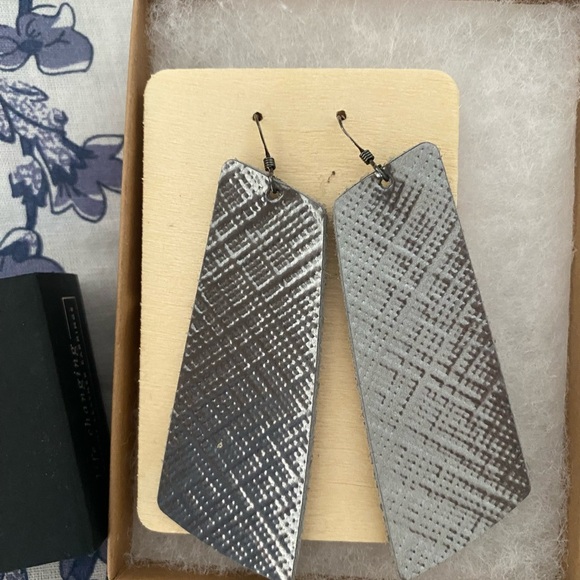 Nickel & Suede Leather Drop Earrings in Silver!  Like New Condition. - Picture 6 of 6
